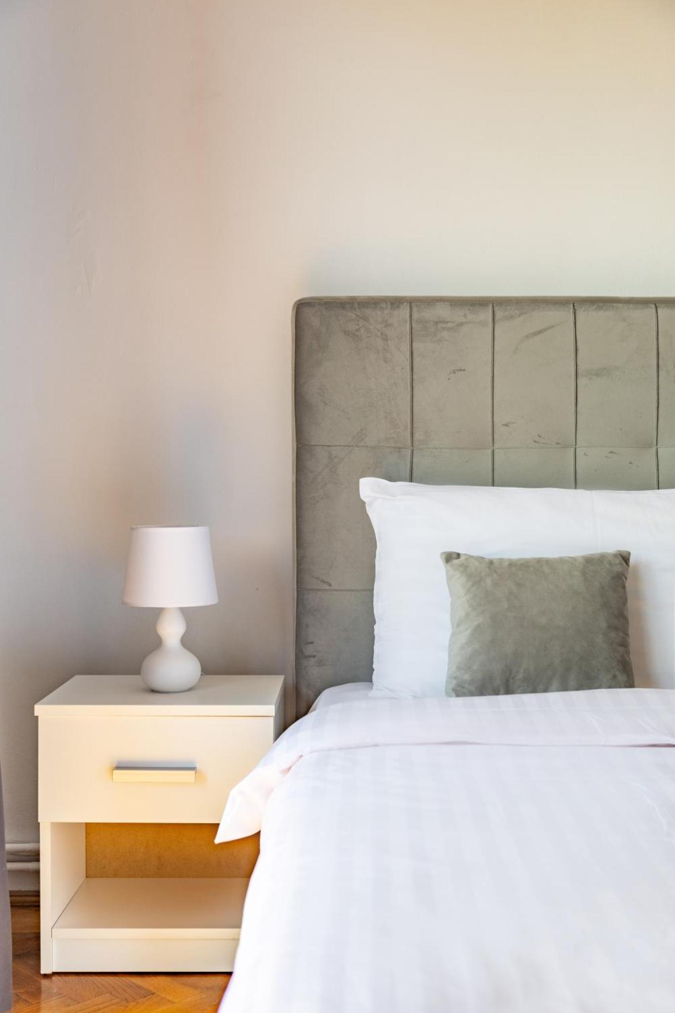 Downtown Victoria Apartments By Citybookings Boekarest Kamer foto
