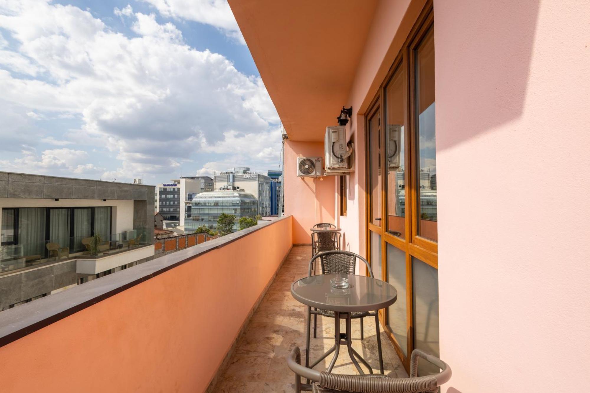 Downtown Victoria Apartments By Citybookings Boekarest Buitenkant foto